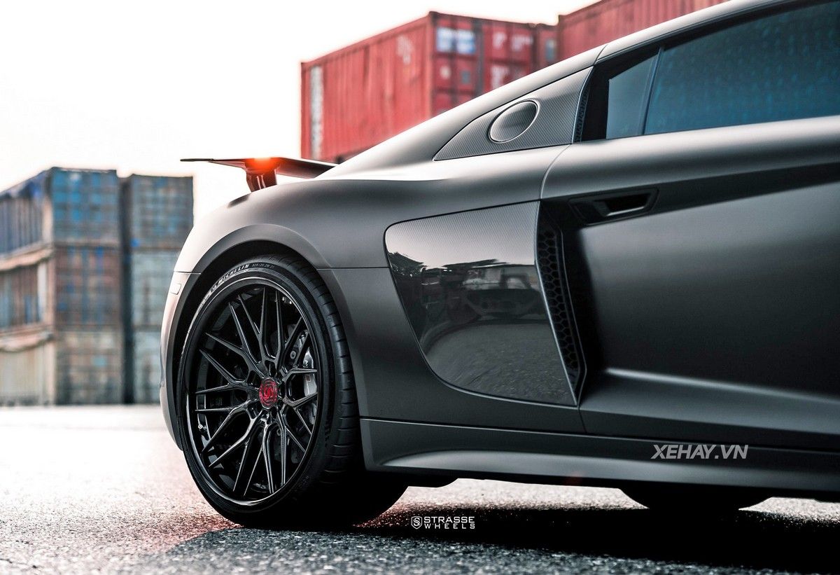 Ngắm Audi R8 V10 Plus Satin Black Mang Phong Cách Chiến Đấu Cơ Tàng Hình