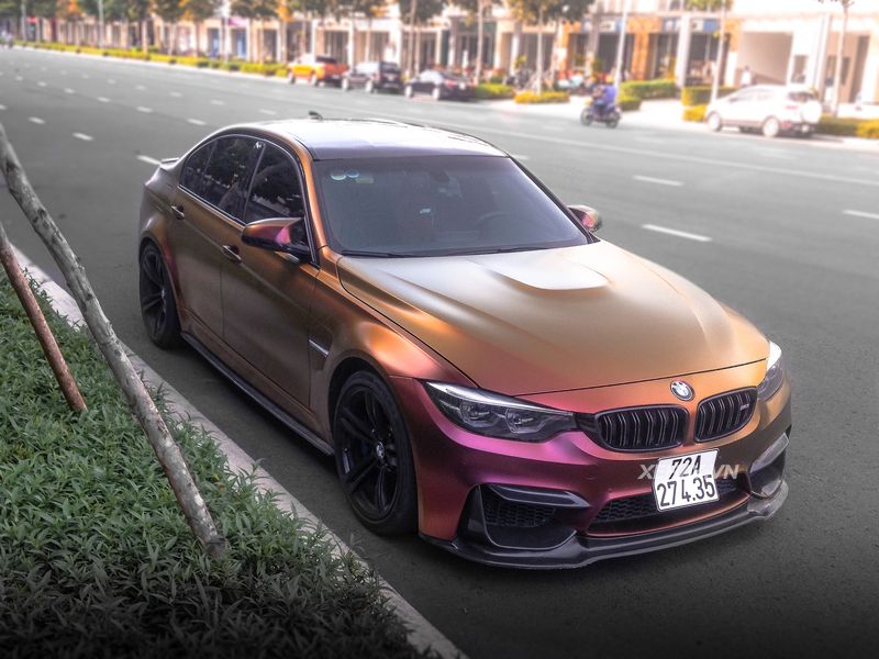 Sài Gòn: BMW M3 thu hút với dàn áo màu tán sắc độc đáo