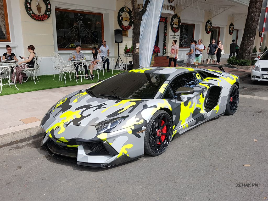 Chạm mặt Lamborghini Aventador khoác 