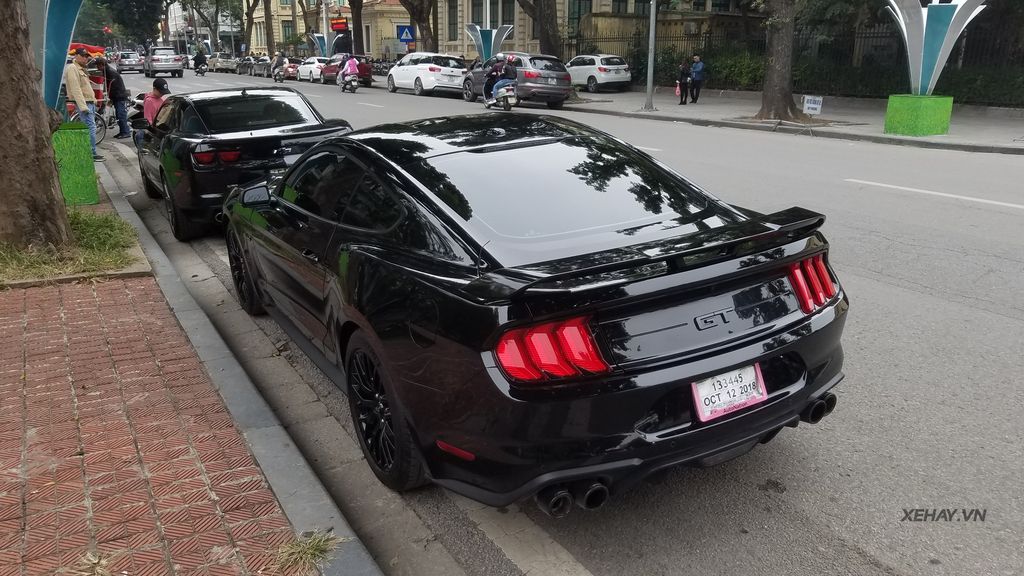 Bắt gặp bộ đôi “cơ bắp Mỹ” Camaro SS 2010 và Ford Mustang GT   Performance Package 2019 trên phố Hà Nội