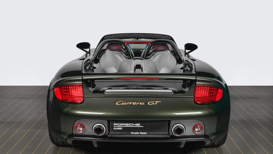 Porsche Carrera GT được khôi phục với bộ cánh Oak Green độc quyền