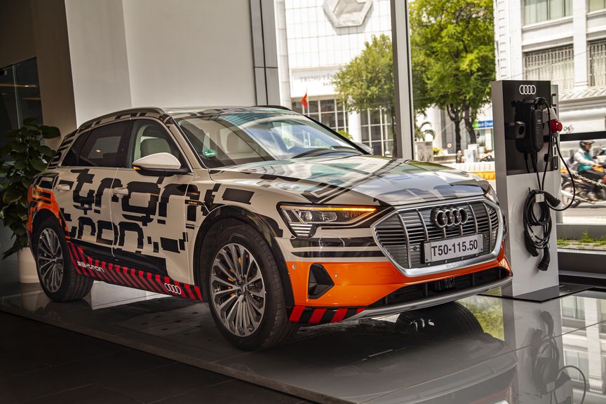 Mẫu SUV điện E-Tron chính thức được trưng bày tại showroom Audi Hồ ...