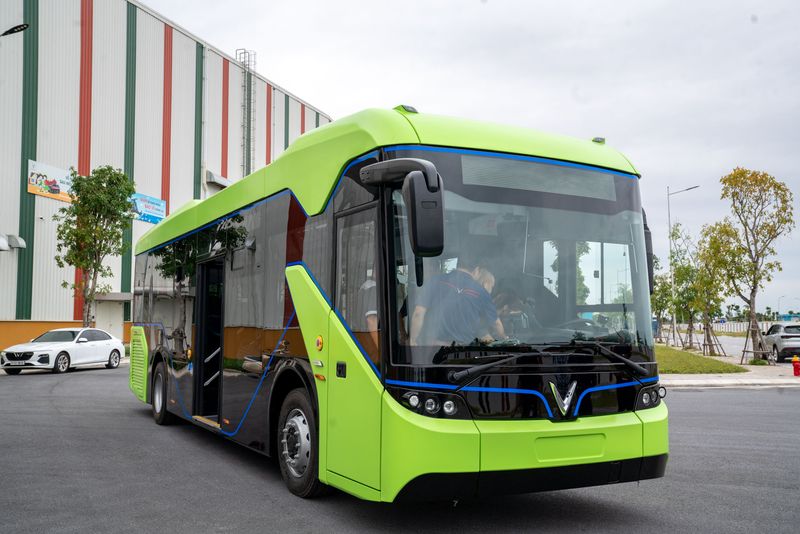 Xe buýt điện VinFast: Hãy tận hưởng trải nghiệm mới lạ và thú vị với chiếc xe buýt điện VinFast. Với công nghệ tiên tiến và động cơ mạnh mẽ, chiếc xe buýt này sẽ mang đến cho bạn cảm giác lái xe thật êm ái và tiết kiệm năng lượng. Hình ảnh xe buýt điện VinFast đang chờ đón bạn.