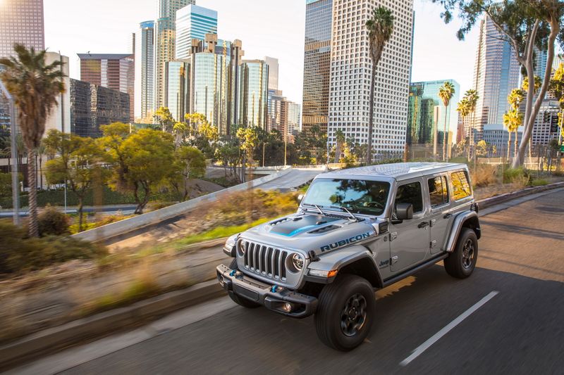 Jeep Wrangler có khả năng off-road tốt nhất là bản plug-in hybrid, giá từ  1,1 tỷ VNĐ