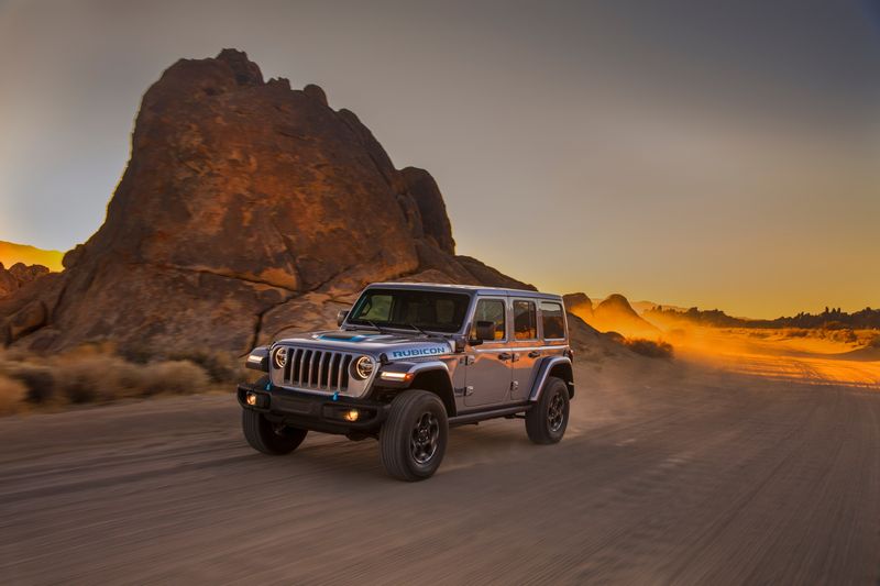 Jeep Wrangler có khả năng off-road tốt nhất là bản plug-in hybrid, giá từ  1,1 tỷ VNĐ