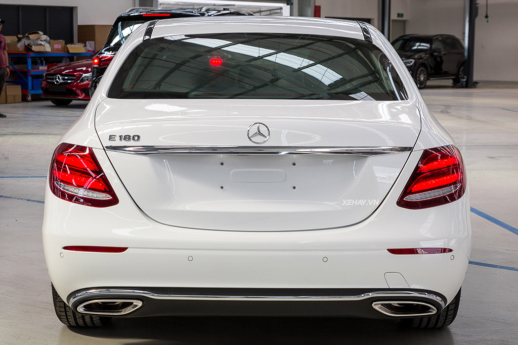 Mercedes-Benz E180 - Có gì với giá bán 2,05 tỷ đồng?