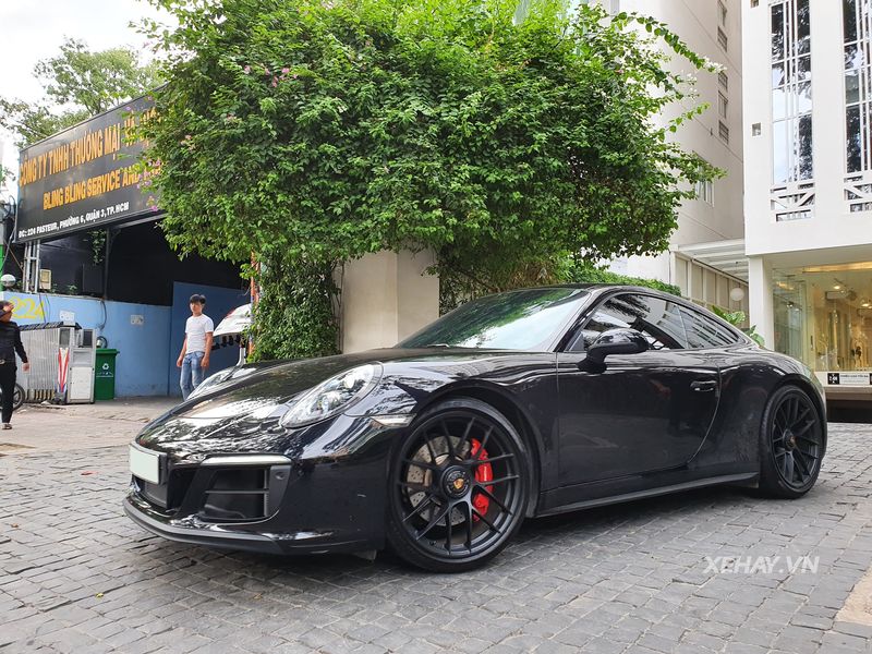 Diện kiến Porsche 911 Carrera GTS màu đen cực hiếm giữa phố Sài Gòn hoa lệ