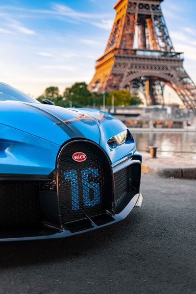 Siêu xe Bugatti Chiron màu trắng hồng độc nhất vô nhị