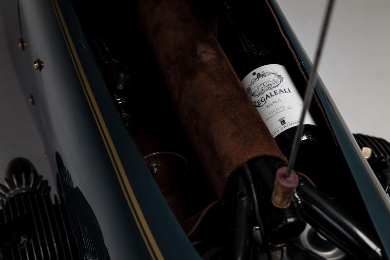 BMW R100 phong cách "vô thực" có cả ngăn chứa rượu riêng