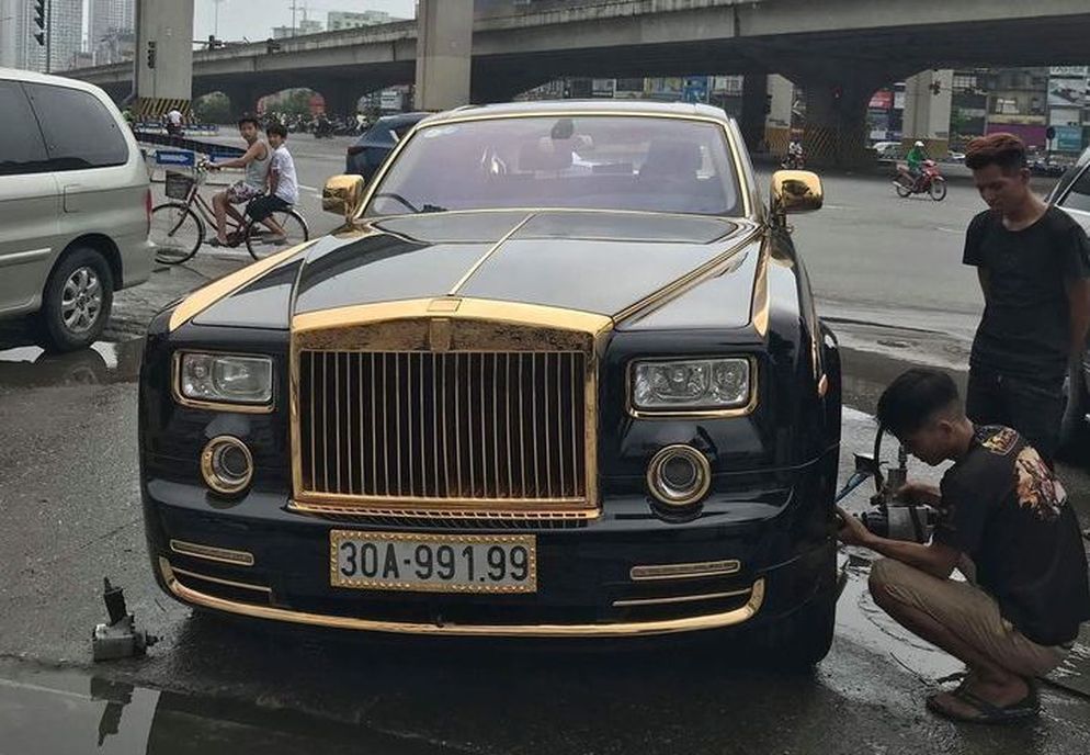 Xôn xao hình ảnh Rolls-Royce Phantom mạ vàng sửa xe ngay dưới lề đường ...