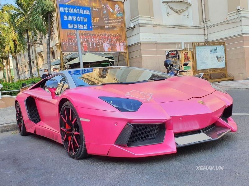 Sài Gòn: Lamborghini Aventador và Rolls-Royce Ghost khuấy động cả con đường  với tông hồng rực rỡ