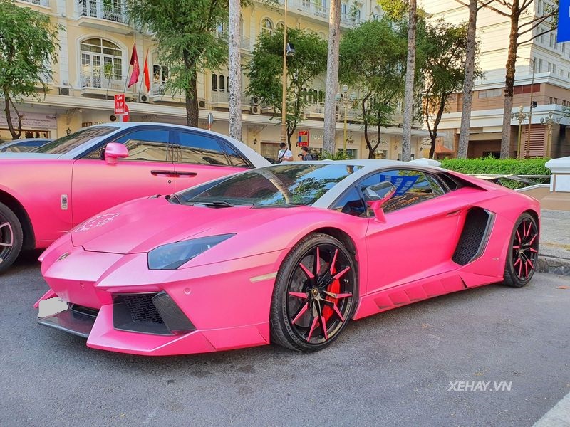 Sài Gòn: Lamborghini Aventador và Rolls-Royce Ghost khuấy động cả con đường  với tông hồng rực rỡ