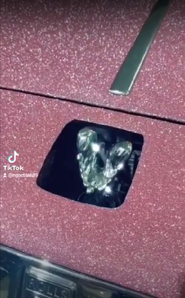 Ngọc Trinh tậu Rolls-Royce Ghost giá gần 10 tỷ đồng, bộ cánh hồng lấp lánh là điểm nhấn