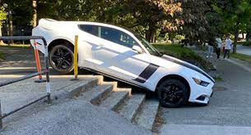 Tưởng nhầm cầu thang bộ là đường đi cho xe ô tô, Ford Mustang mắc ...