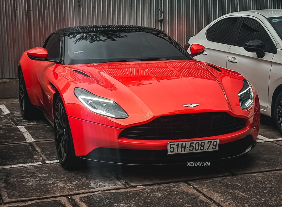 “Đụng độ” siêu coupe Aston Martin DB11 màu cam độc nhất tại Việt Nam