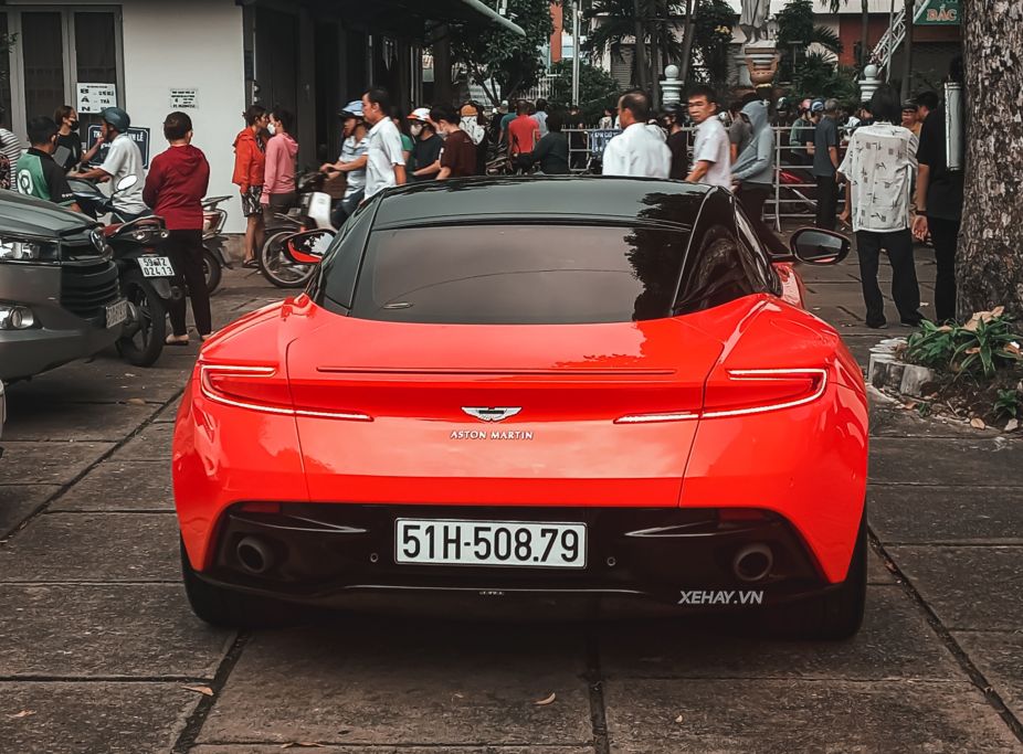 “Đụng độ” siêu coupe Aston Martin DB11 màu cam độc nhất tại Việt Nam