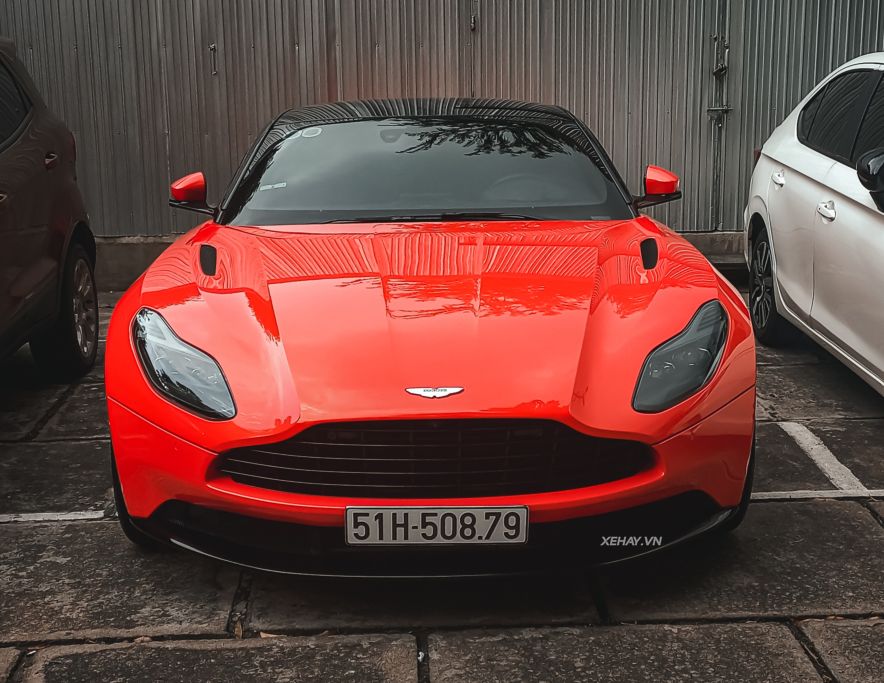 “Đụng độ” siêu coupe Aston Martin DB11 màu cam độc nhất tại Việt Nam