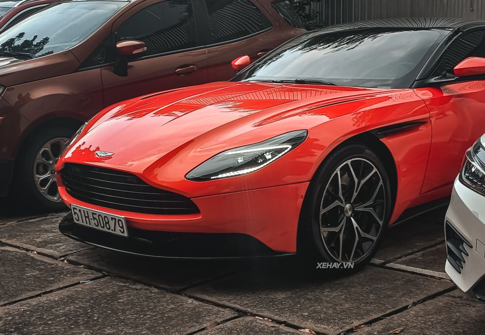 “Đụng độ” siêu coupe Aston Martin DB11 màu cam độc nhất tại Việt Nam