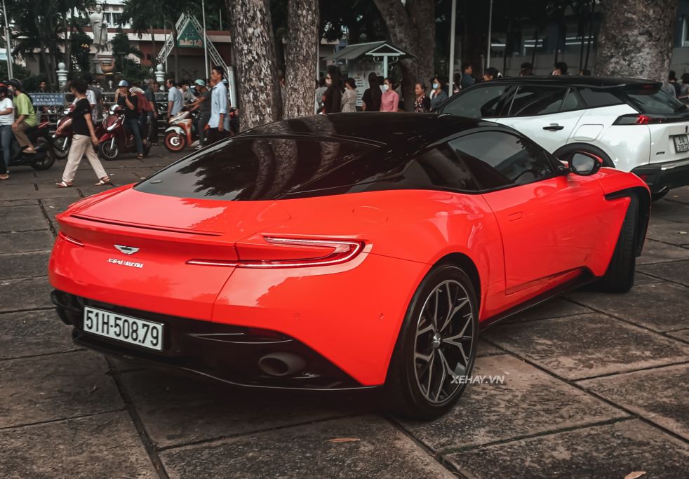 “Đụng độ” siêu coupe Aston Martin DB11 màu cam độc nhất tại Việt Nam