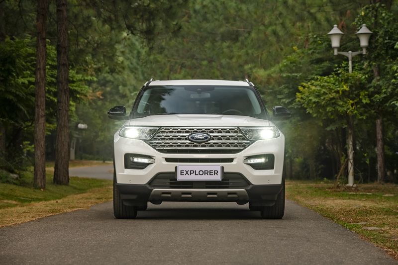 With nearly 5 billion VND in hand, would you choose the Volvo XC90 or the 2017 Ford Explorer?