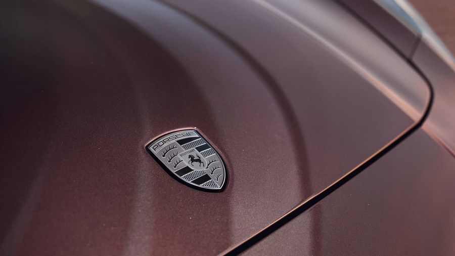 Porsche Panamera 2024 phiên bản đặc biệt với lớp sơn làm từ vàng thật