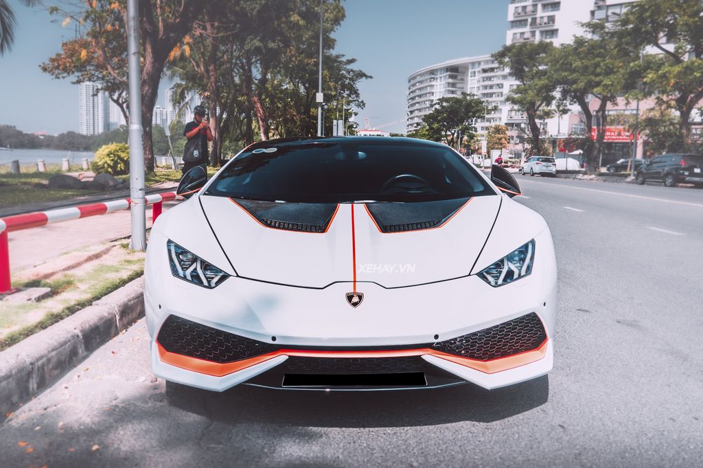 Cận cảnh Lamborghini Huracan chất lạ trên đường phố Sài Gòn