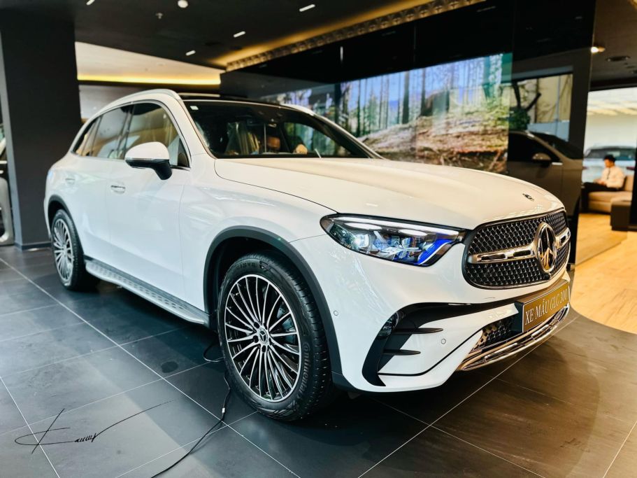 Mercedes-Benz GLC 2023 "chạm ngõ" Việt Nam: Bổ sung một bầu trời trang bị, giá từ 2,3 tỷ đồng