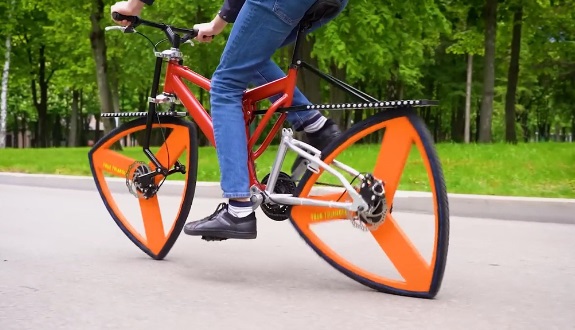 Sau bánh xe hình vuông, Youtuber lại tiếp tục tự chế bánh xe đạp hình tam  giác độc lạ
