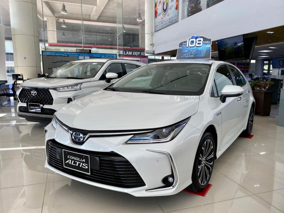 Toyota Corolla Altis ưu đãi lên đến 100 triệu đồng