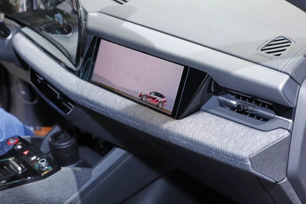 Audi Q6 E-Tron 2025 trình làng: Thiết kế, khung gầm mới, cabin ngập tràn công nghệ cao