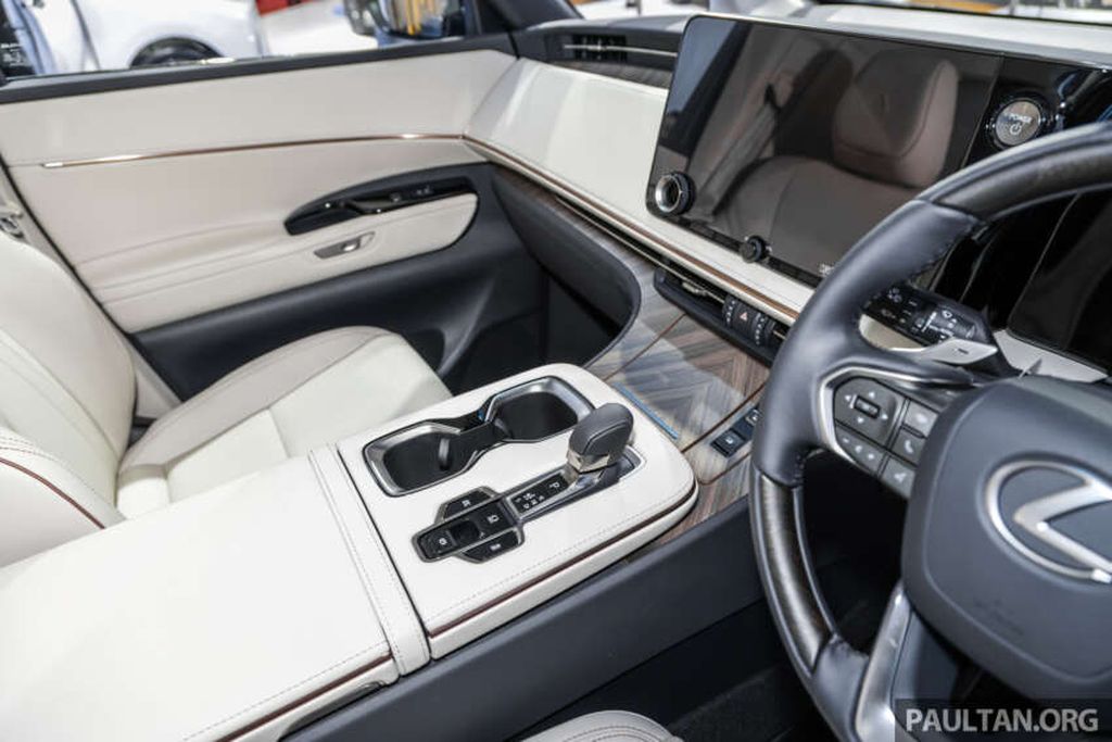 "Chuyên cơ mặt đất" Lexus LM 2024 mở bán tại Đông Nam Á