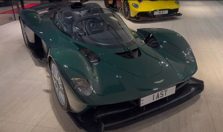 Valkyrie Spider – siêu xe mui trần nhanh và mạnh nhất của Aston Martin đã được bàn giao đến tay chủ nhân