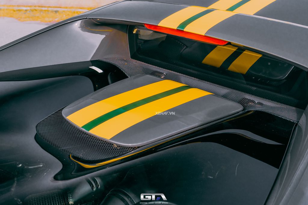 TPHCM: Chiêm ngưỡng Ferrari 296 GTB trong “bộ áo” cực độc