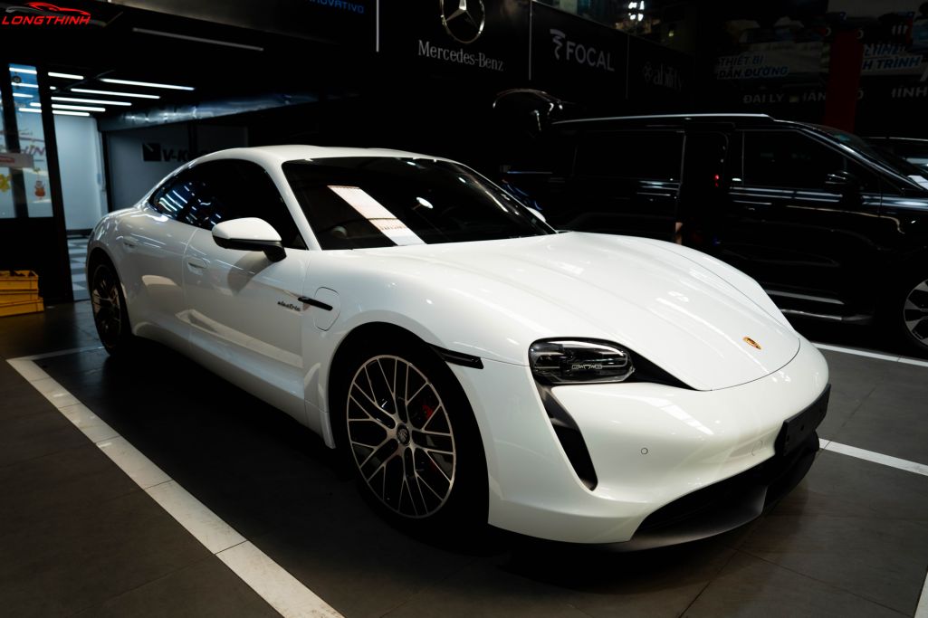 Chi tiêt xe Porsche Taycan độ dàn âm thanh hơn 400 triệu đồng