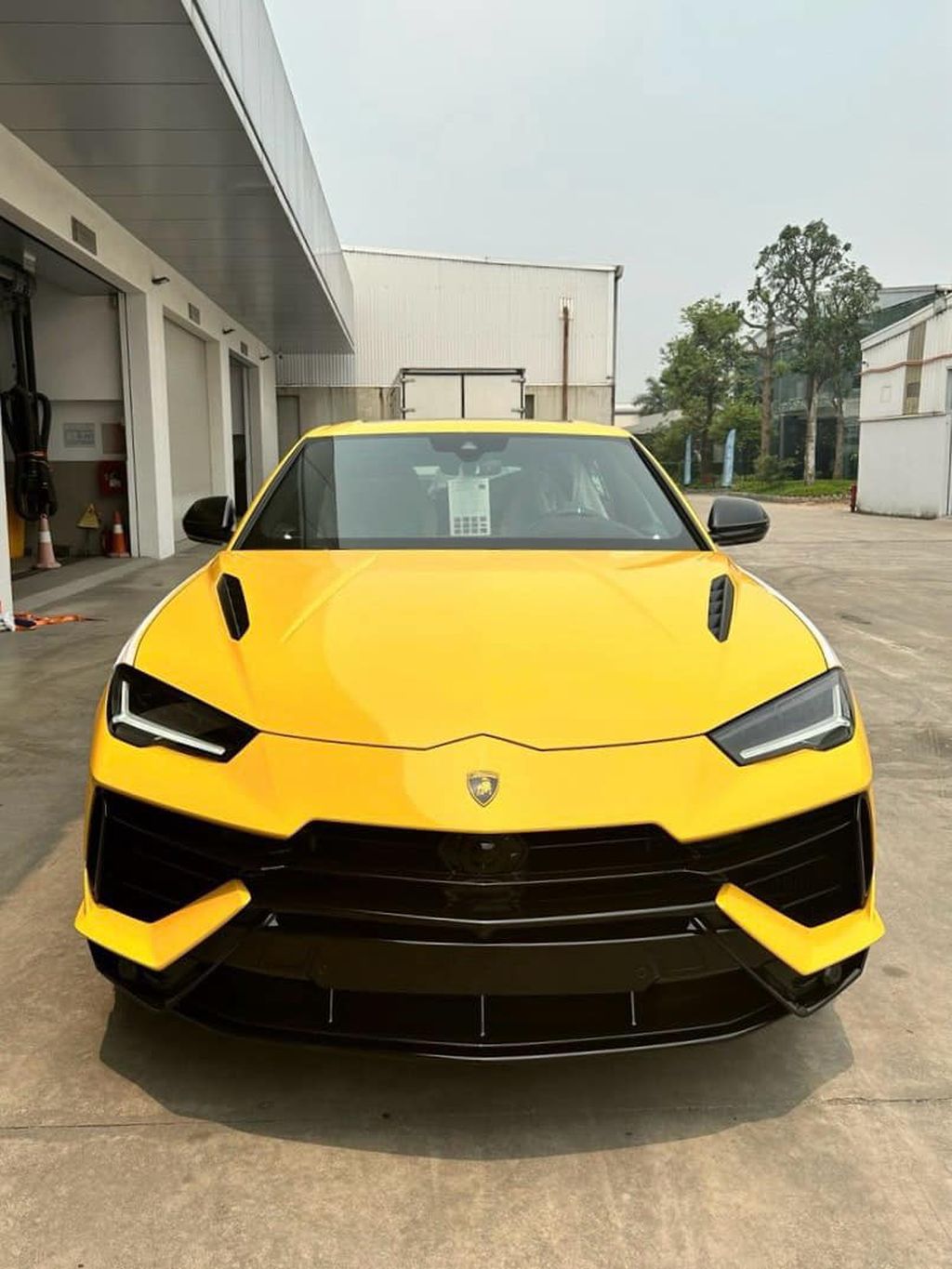 Youtuber Huấn “Hoa Hồng” chơi lớn tậu Lamborghini Urus S hơn 16 tỷ đồng ?