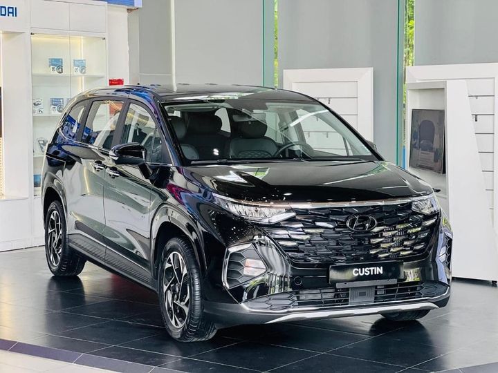 Giá xe Hyundai Custin VIN 2023 giảm mạnh