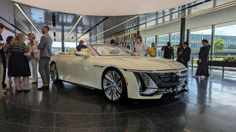 Cadillac Sollei Concept ra mắt: Xe điện mui trần siêu sang với hàng loạt trang bị xa xỉ