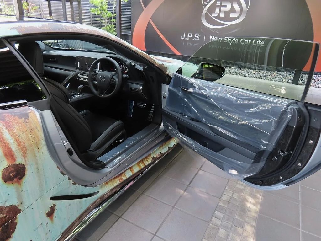 Lexus LC500 có “ngoại hình” tưởng vậy mà…không phải vậy