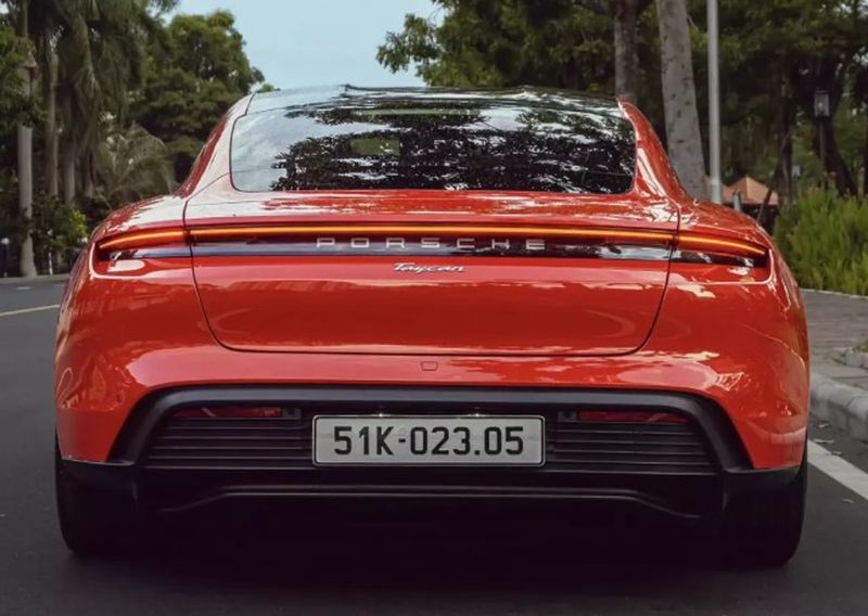 Porsche Taycan được vợ chồng “hotmom” Đoàn Di Băng rao bán để dọn chỗ đón Bentley Bentayga