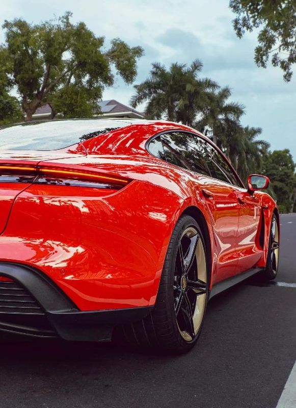 Porsche Taycan được vợ chồng “hotmom” Đoàn Di Băng rao bán để dọn chỗ đón Bentley Bentayga