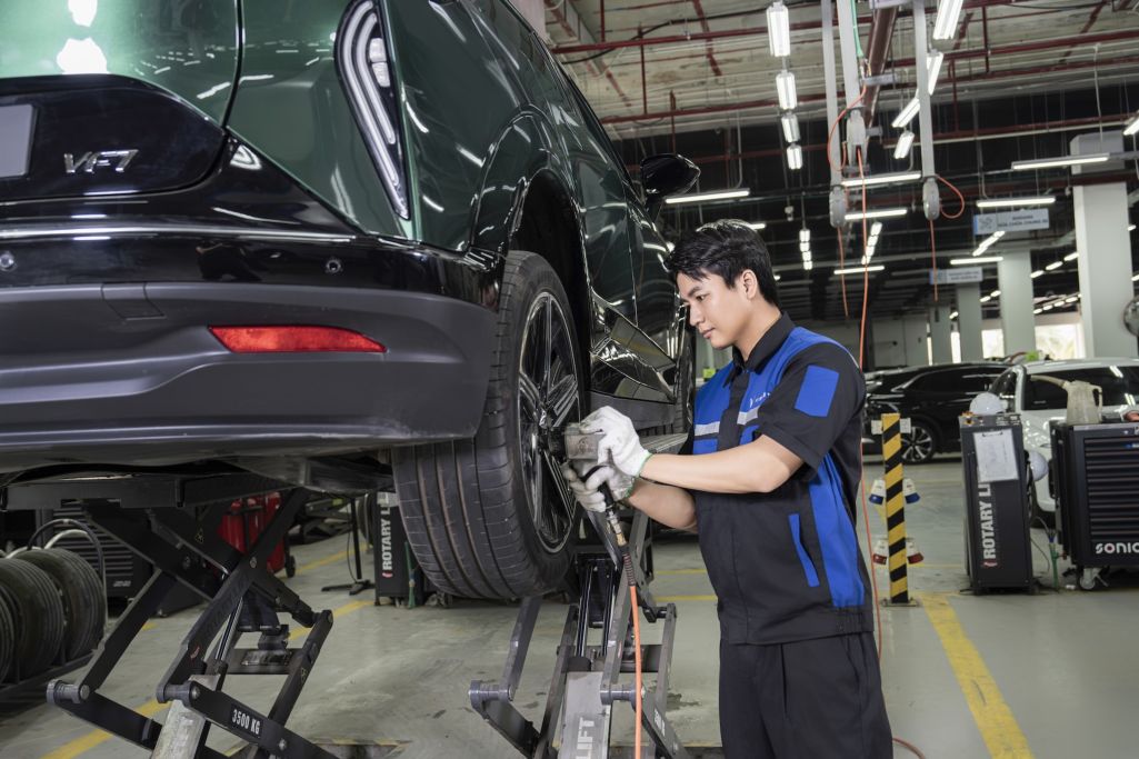 VinFast khai trương xưởng dịch vụ thứ 350 - Sở hữu mạng lưới hậu mãi lớn nhất Việt Nam Xehay Vf%20xuong%20dich%20vu 011225 1