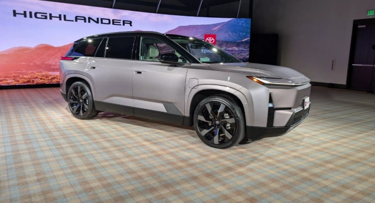 Xehay Toyota%20Highlander%202027%20ra%20mat 110226 2