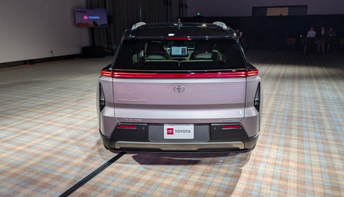 Xehay Toyota%20Highlander%202027%20ra%20mat 110226 5