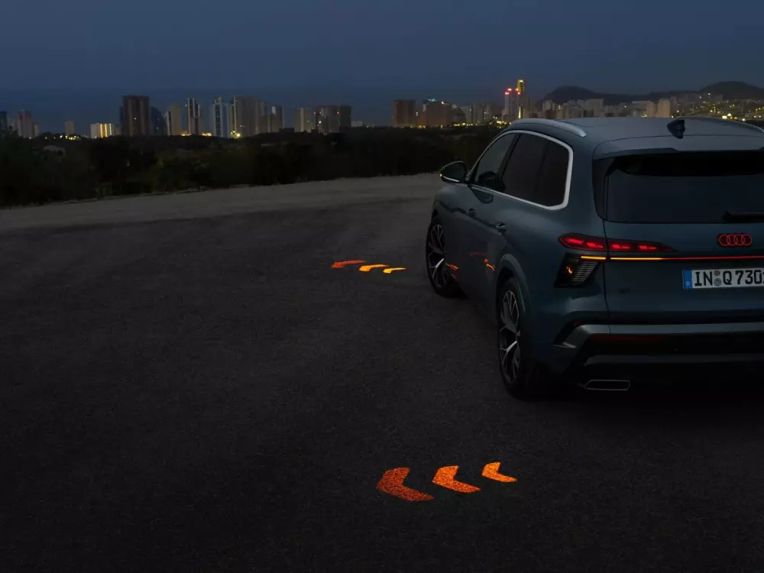 Audi Q7 2026 ra mắt: SUV hạng sang sở hữu đèn thông minh cảnh báo nguy hiểm, có thể ghi nhớ tới 5 thao tác đỗ xe Xehay Audi%20q7 100626 7