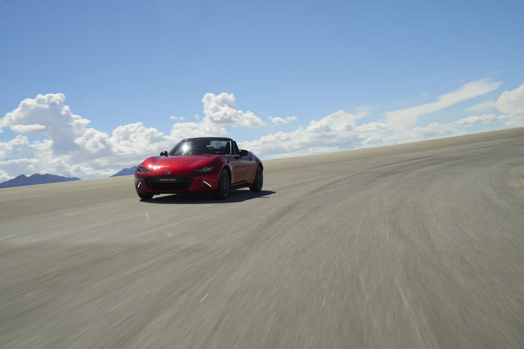 Xehay MX5%20ra%20mat1 200626 1