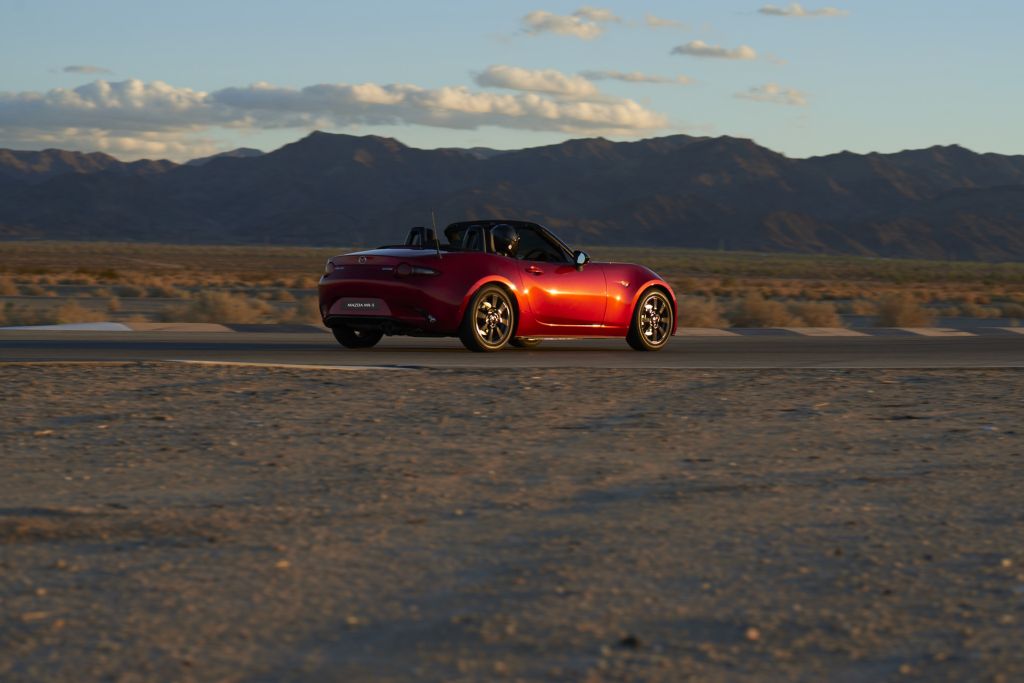 Xehay MX5%20ra%20mat1 200626 3