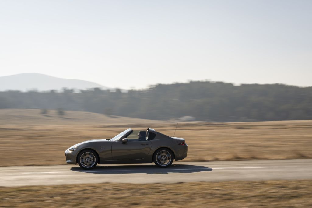 Xehay MX5%20ra%20mat 200626 1