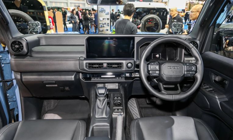 Toyota Land Cruiser FJ sẽ được trưng bày tại đại lý vào tuần sau: Xe nhập Thái Lan, giá dự kiến 1,198 tỷ đồng Xehay FJ%20trung%20bay 250726 3