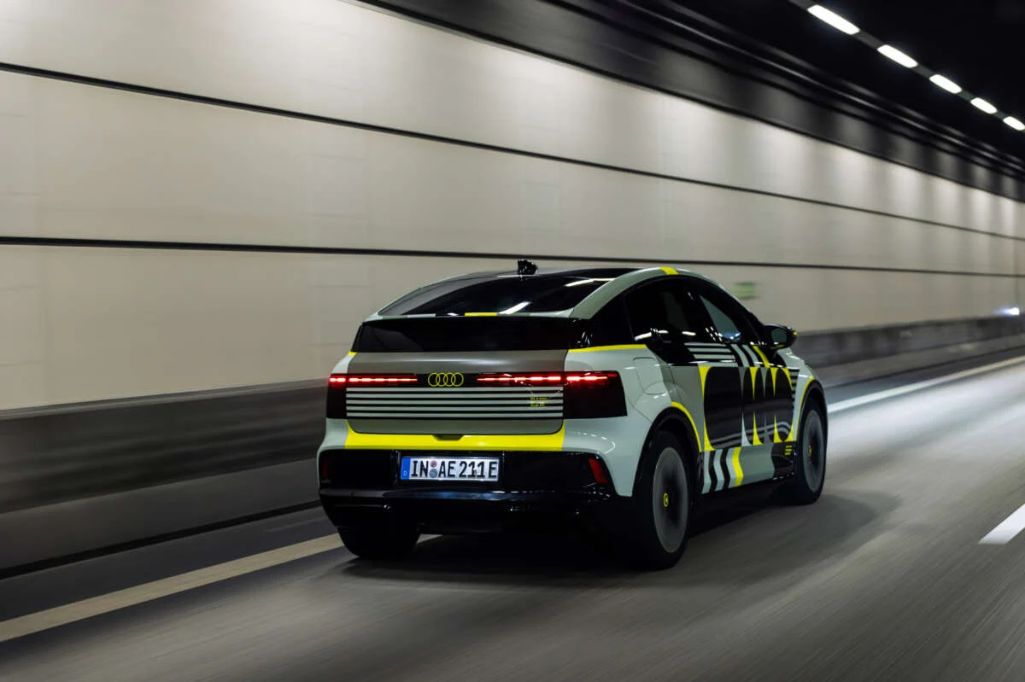 Xehay Audi%20a2%20etron 110826 3