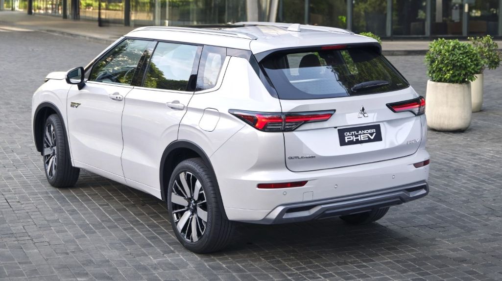 Chạy thuần điện tới hơn 100 km, giá 1,2 tỷ VNĐ Xehay Outlander%20PHEV%202026 200826 1
